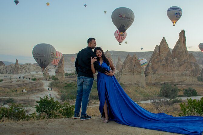 Cappadocia Private Photography - Love Valley: Posing with Balloons from a Clean Vantage