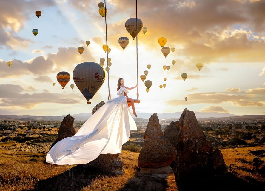 Cappadocia: Taking photo with Swing at hot air balloon view - The Crane Swing in Balloon View: The Visual Payoff